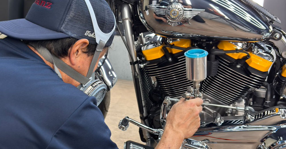 バイクにガラスコーティングを施すグランツの施工風景