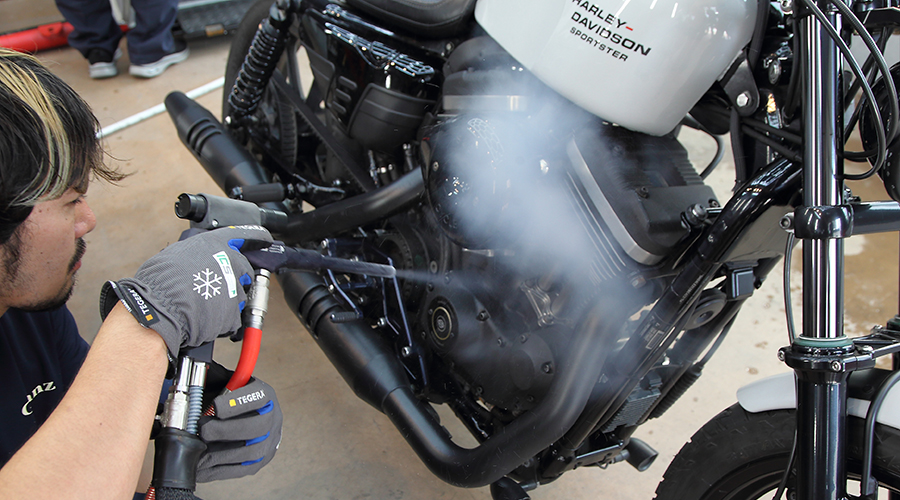 バイクのエンジン周りにドライアイスクリーニングを施すディテーリング工程