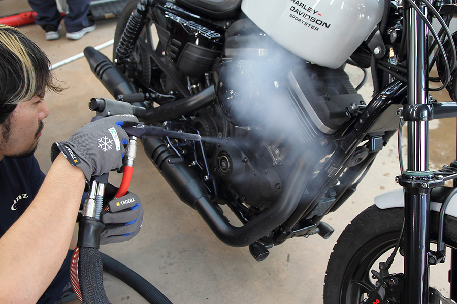 バイクのエンジン周りにドライアイスクリーニングを施す施工風景