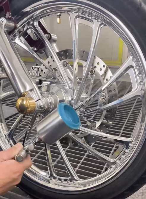 ガラスコーティングによって防汚性が高まったバイクホイール