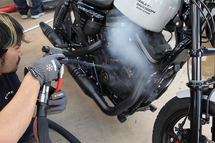 バイクのエンジン周りにドライアイスクリーニングを施す施工風景