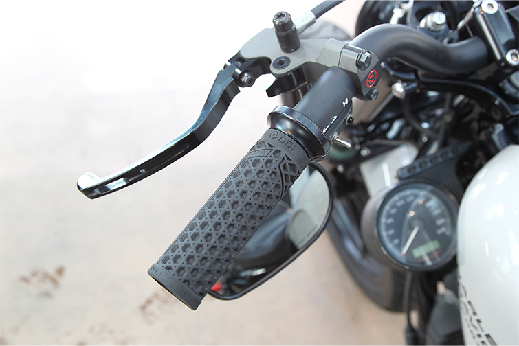 ドライアイスクリーニングで清掃されたバイクのグリップなどゴム製パーツ