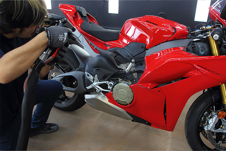 バイクの外装パーツにドライアイスクリーニングを施す施工風景