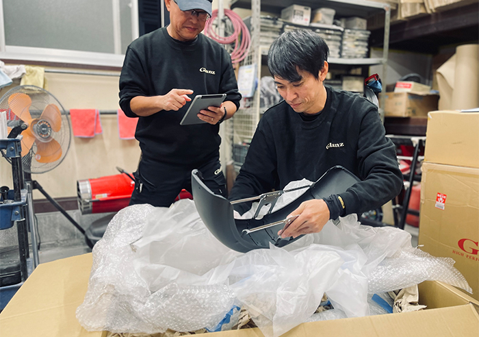 グランツに入庫したバイクパーツをスタッフが検品し、状態確認を行う工程