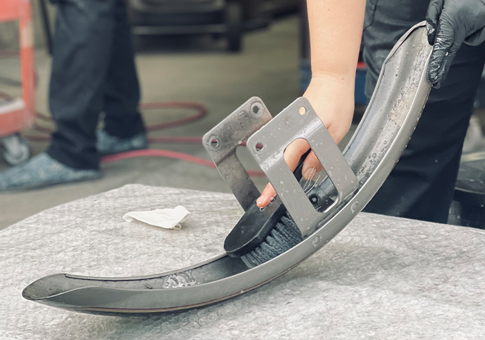 塗装前工程としてバイクパーツを脱脂・洗浄し、油分や汚れを完全に除去する作業