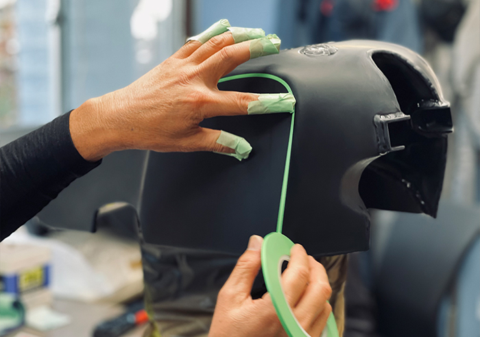 DucatiやBMW、Harley-Davidsonのデザインに合わせ、塗り分けのためのマスキング作業を行う工程