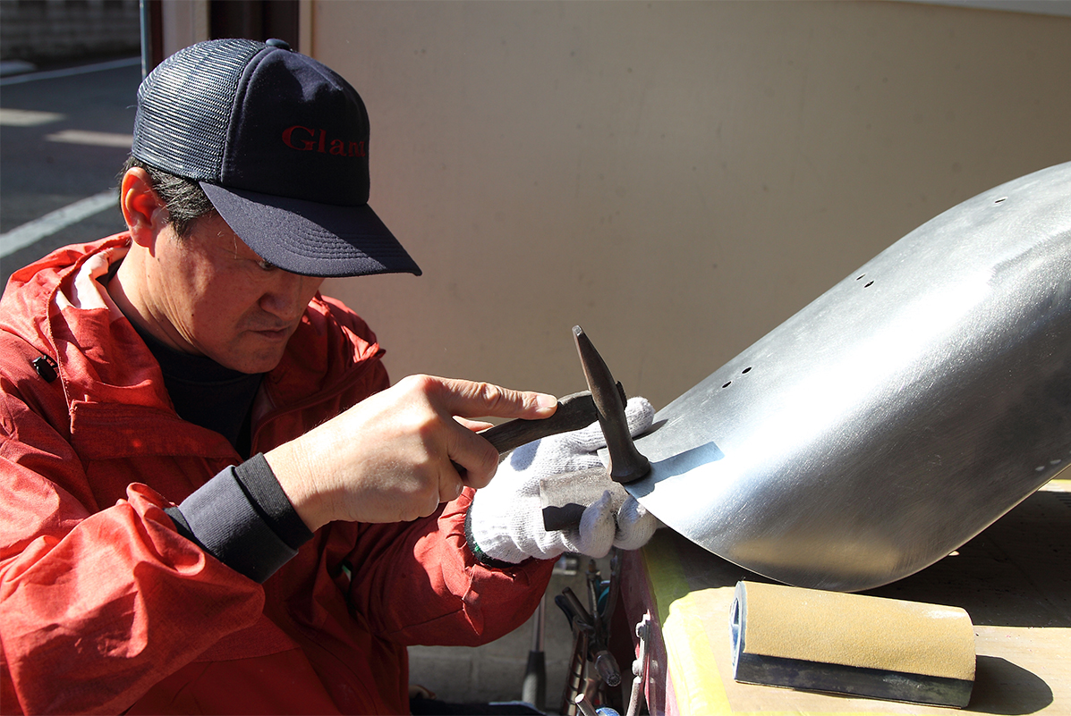 グランツの職人によるバイク外装パーツの板金・補修作業。塗装前工程から板金まで自社内で対応