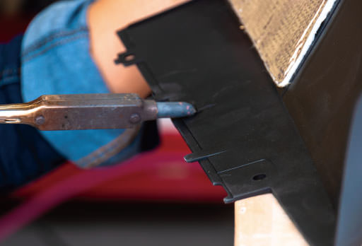 割れたバイクのプラスチック製外装パーツを修復する補修作業