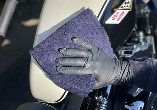 乾く前に専用クロスでムラなく拭き上げている様子