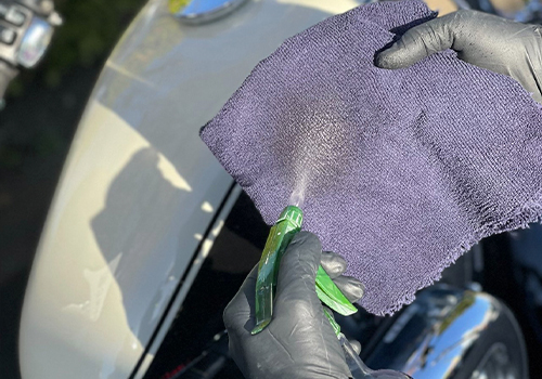 拭きムラを専用クロスで仕上げ調整している様子