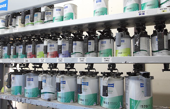 STANDOX塗料を使用した純正色再現のための塗料管理