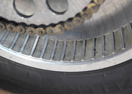 油汚れやブレーキダストが付着したバイクホイールのリム部分