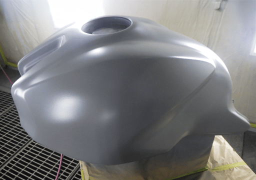 本塗装前にプライマーとサーフェーサーを塗装し、下地を整える工程